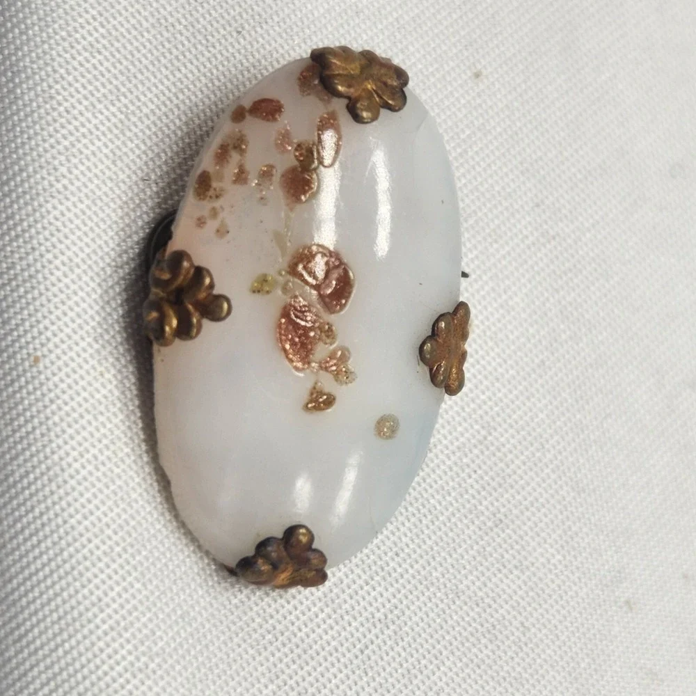 VINTAGE Victorian Speckled‎ White Venetian Glass Brooch Pin Brass Cameo...